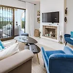 Cb- Cozy Refurbished Apartment, Perfect Location Apartment *