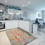 Cb- Cozy Refurbished Apartment, Perfect Location *