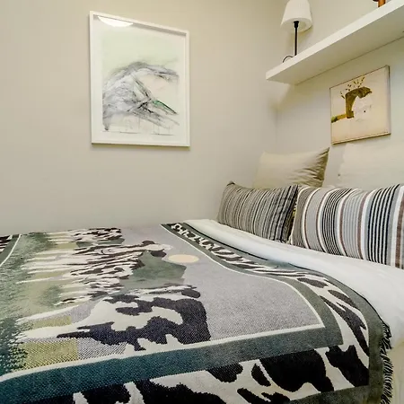 Apartment Cb- Cozy Refurbished Apartment, Perfect Location *