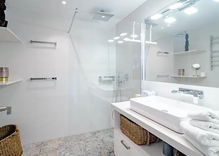 Cb- Cozy Refurbished Apartment, Perfect Location 아파트 *