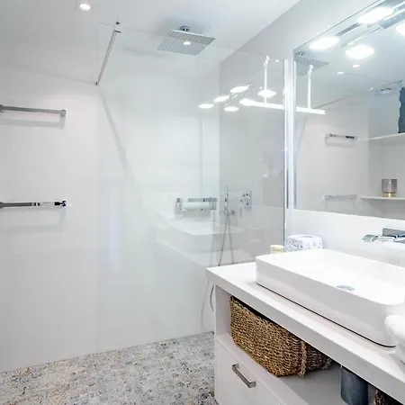Cb- Cozy Refurbished Apartment, Perfect Location Apartman *